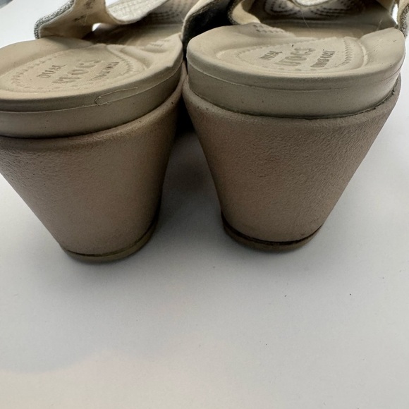 Crocs Leigh Ann Slingback Wedge Heels Womens Sz 9 Beige Fabric Sandals EUC - Picture 8 of 16